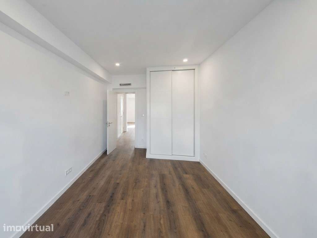 T2 Totalmente Remodelado | Excelente Localização na Amadora - Grande imagem: 2/30