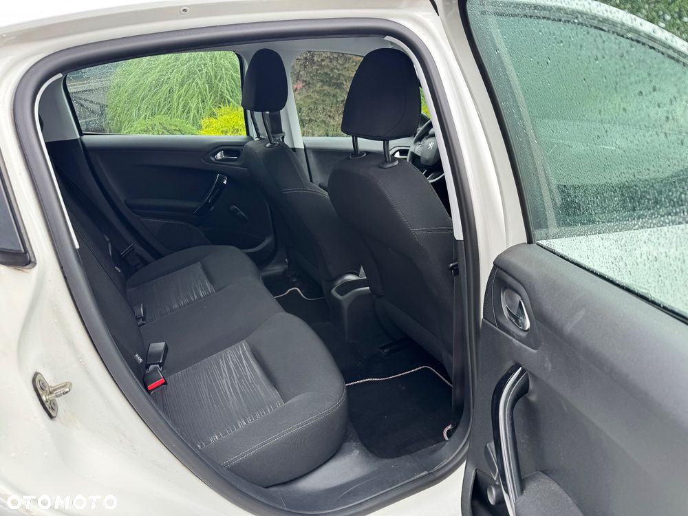 Peugeot 208 - 32