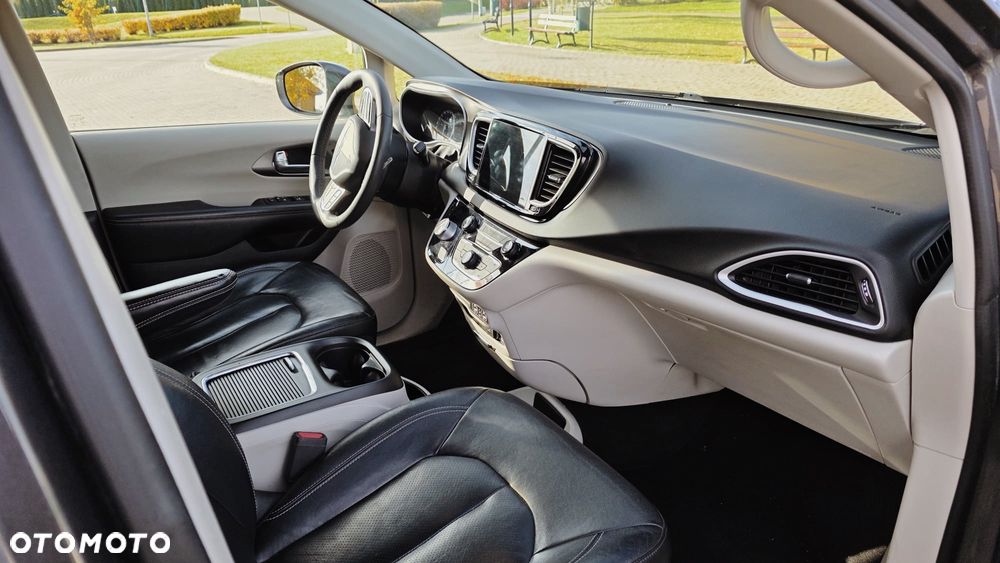 Chrysler Pacifica - 11