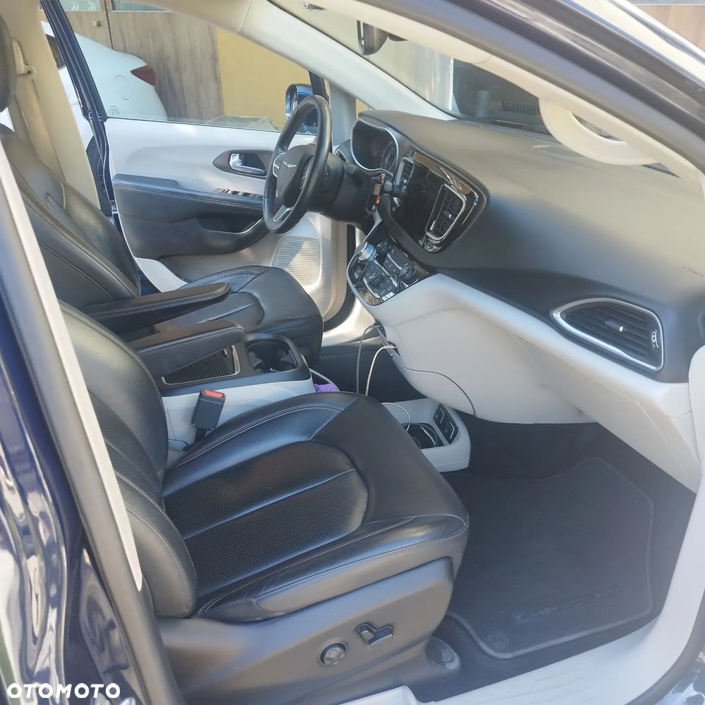 Chrysler Pacifica - 16