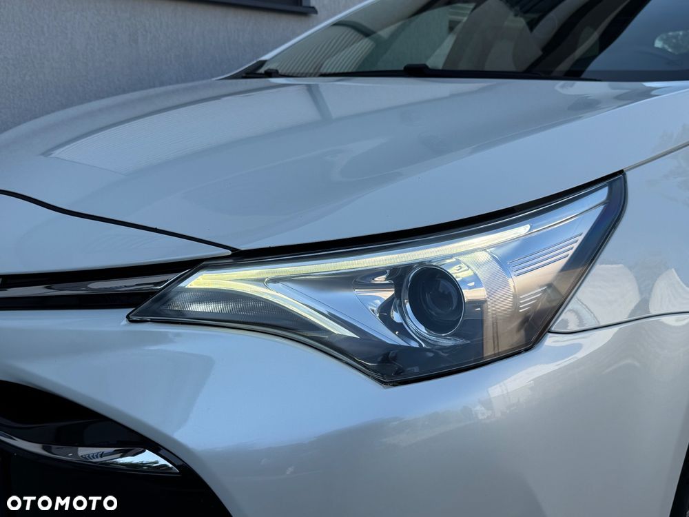 Toyota Avensis 2.0 D-4D Selection - 12