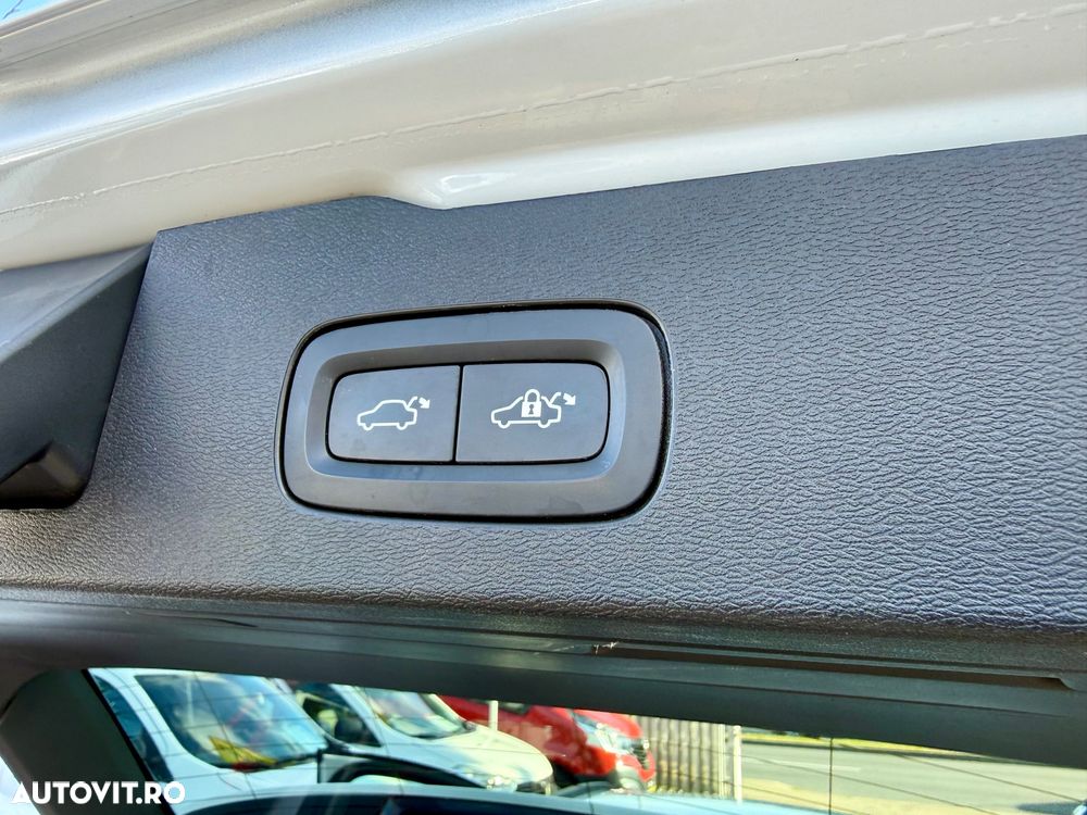 Volvo V60 B4 MHEV AT8 FWD Momentum Pro - 28