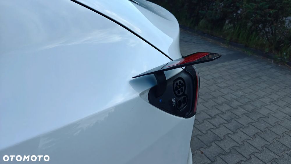 Tesla Model Y Long Range Dual Motor AWD - 14