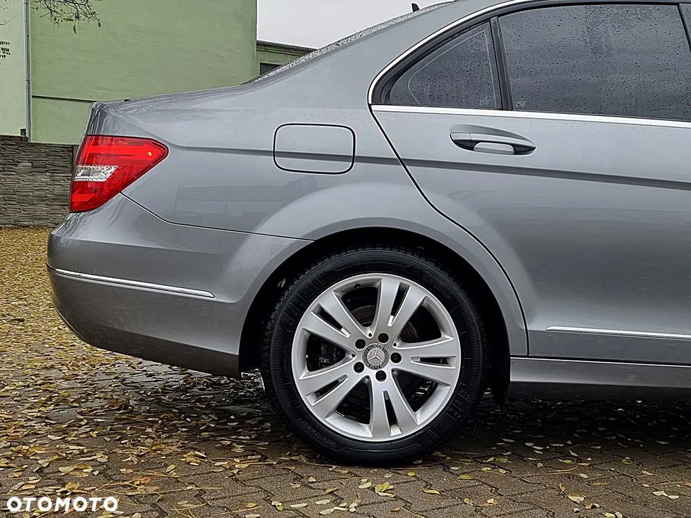 Mercedes-Benz Klasa C 180 CGI BlueEFFICIENCY Avantgarde - 14