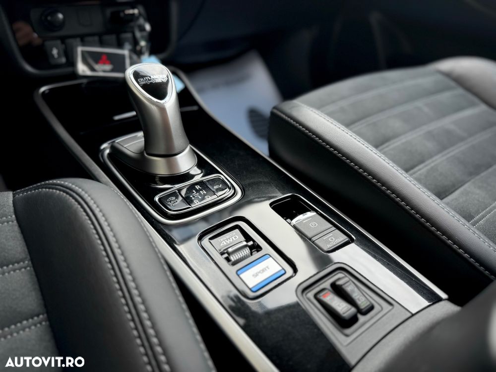 Mitsubishi Outlander 2.4 4WD Plug-In Hybrid Plus - 16