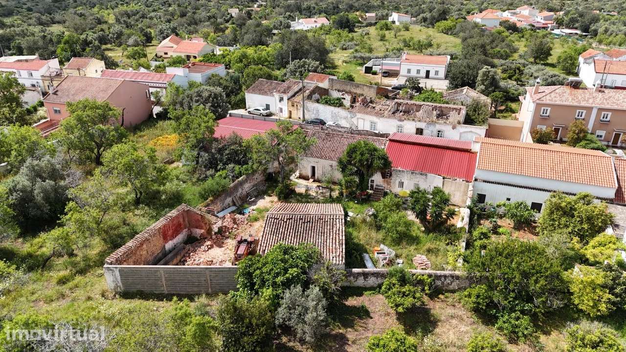 Edifício térreo com palheiro, quintal e armazém com zona de afetação i - Grande imagem: 5/16