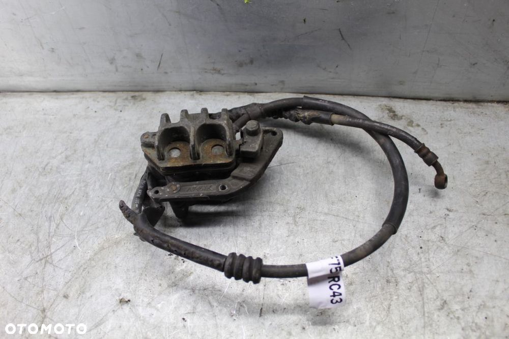 Honda VF750 MAGNA RC43 Zacisk hamulcowy przód przedni - 1