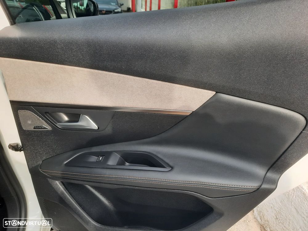 Peugeot 3008 1.6 Hybrid4 GT Pack e-EAT8 - 37