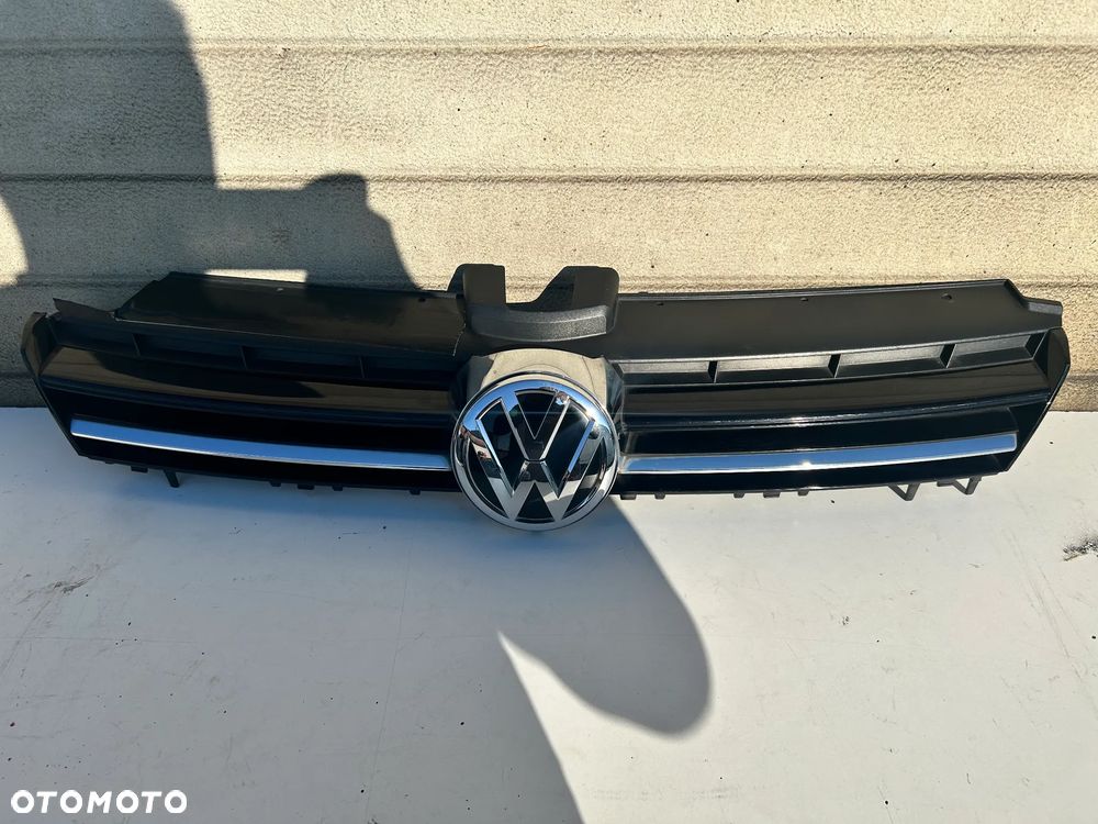 VOLKSWAGEN GOLF VII 7 LIFT GRILL ATRAPA EMBLEMAT 5G0
