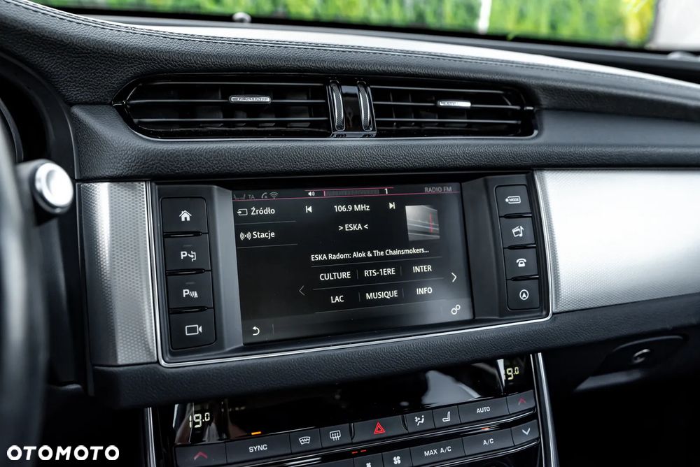 Jaguar XF 20d Prestige - 38
