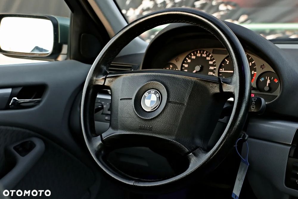 BMW Seria 3 320i - 30