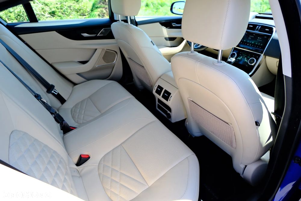 Jaguar XE 25t Prestige - 27