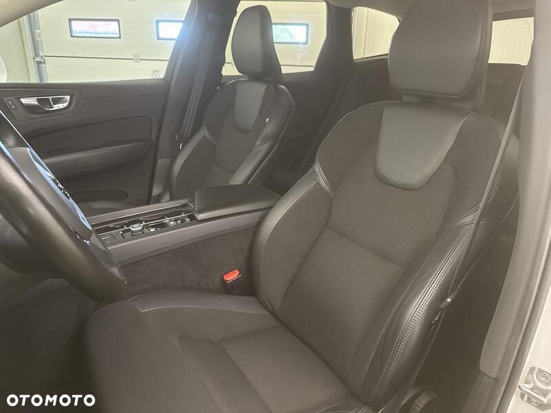 Volvo XC 60 B4 B Momentum Pro - 11