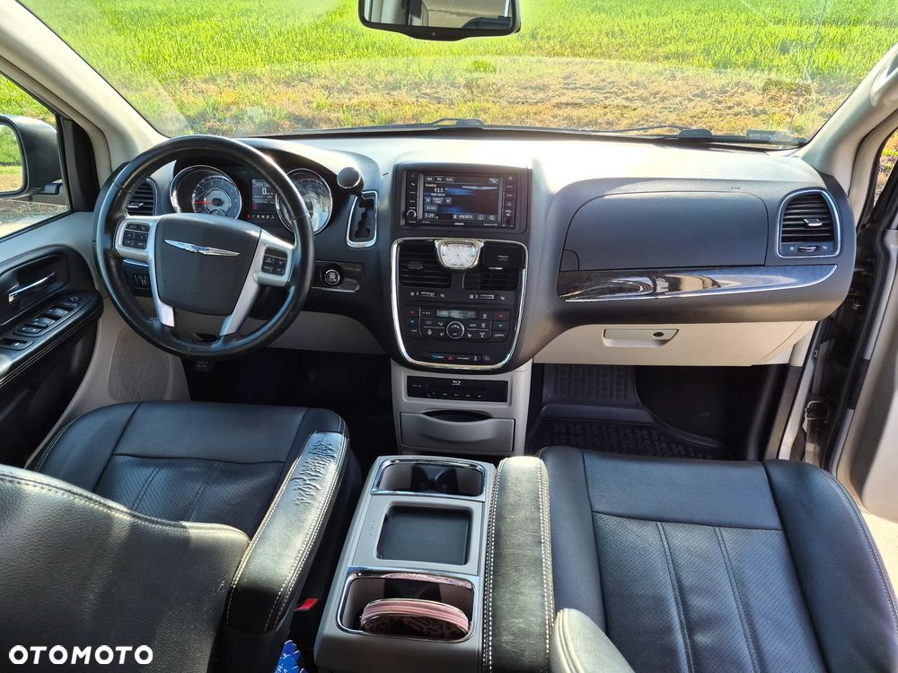 Chrysler Town & Country 3.6 Limited - 8