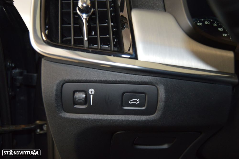 Volvo V90 2.0 D4 Momentum Plus Geartronic - 33