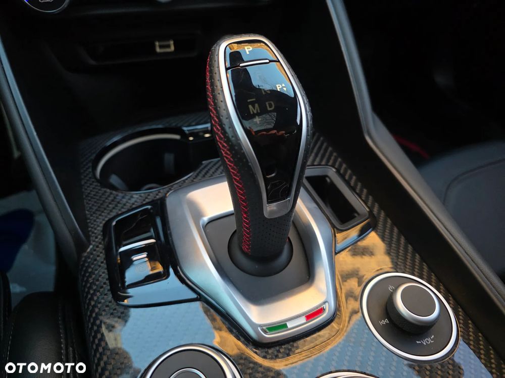 Alfa Romeo Giulia 2.0 Turbo 16V AT8-Q4 Estrema - 23