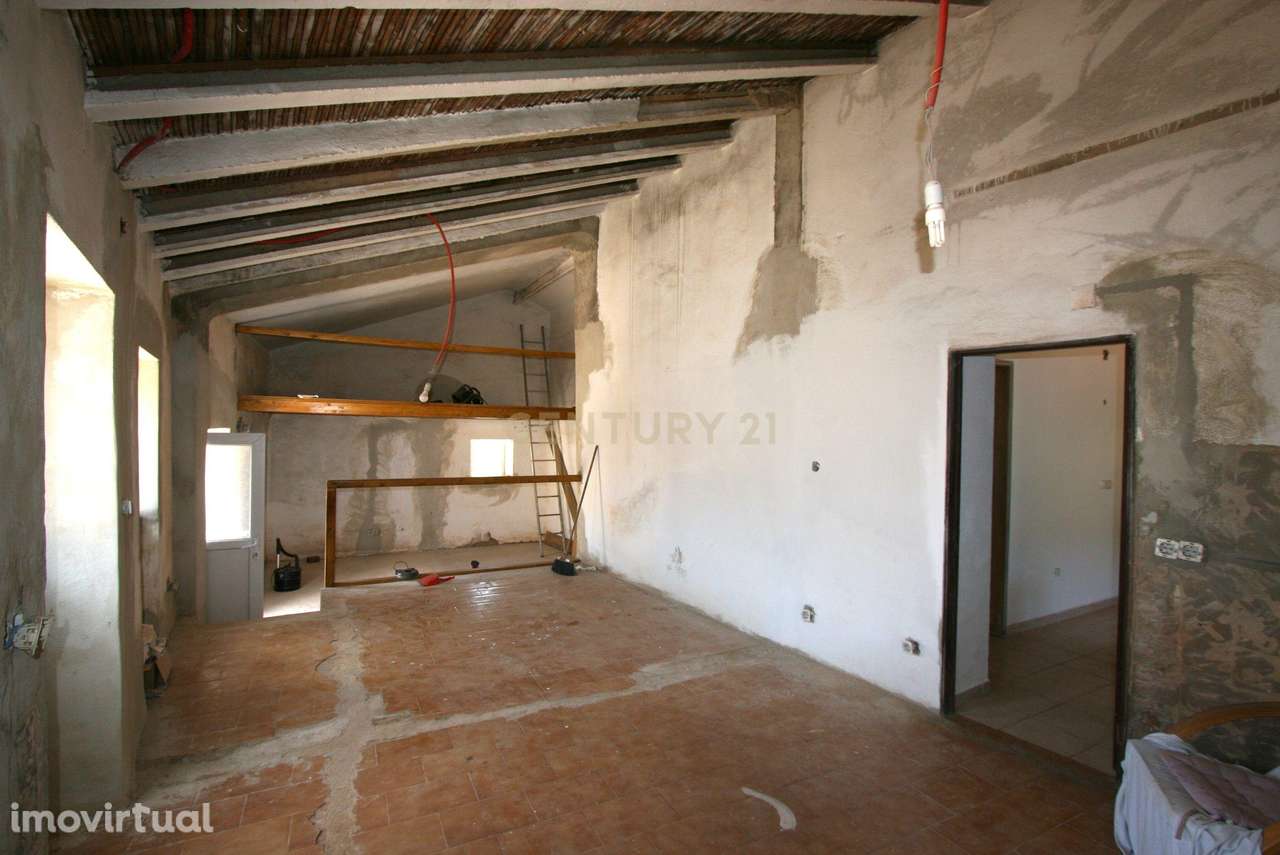 Quinta tradicional com moradia, garagem e vários anexos em terreno de - Grande imagem: 2/30