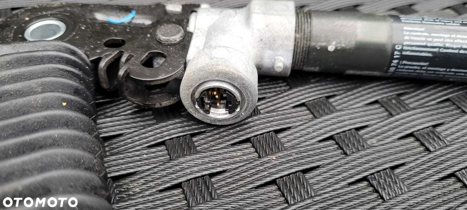 Napinacz pasa prawy BMW 3 E46 lift f vat - 2