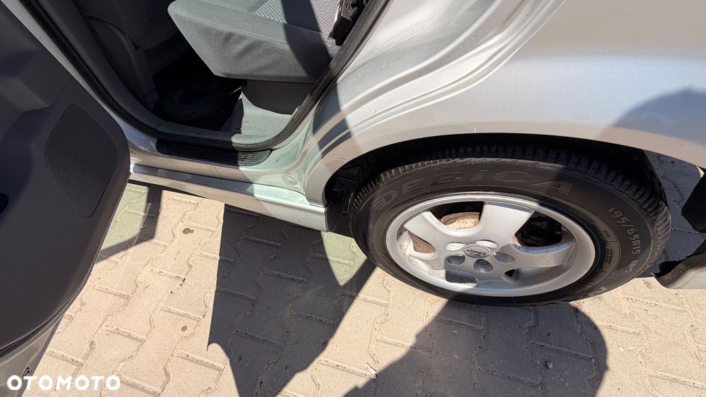 Nissan Almera Tino - 9
