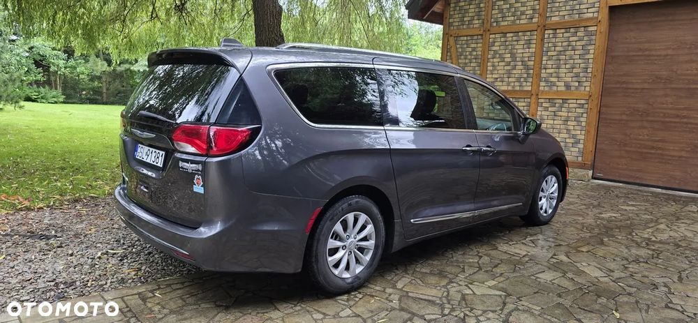 Chrysler Pacifica - 8