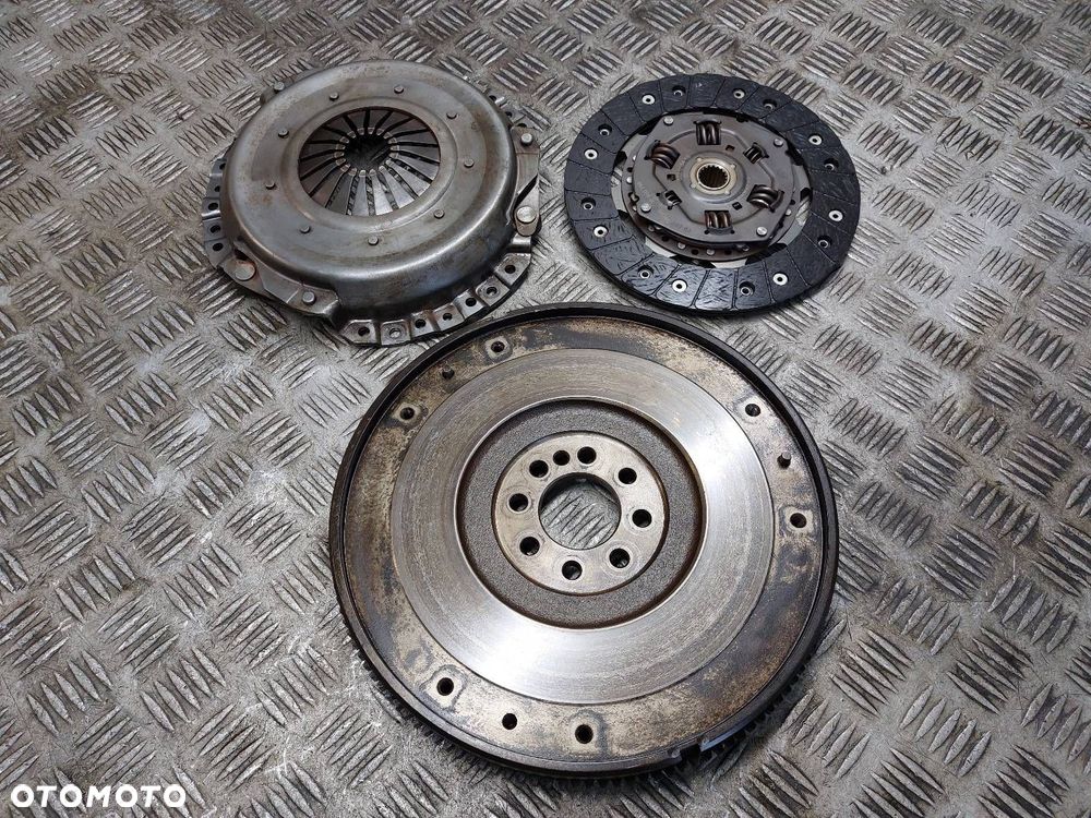 SPRZĘGŁO TARCZA + DOCISK KOŁO ZAMACHOWE TOYOTA COROLLA E11 1.9 D 9633450310 - 1