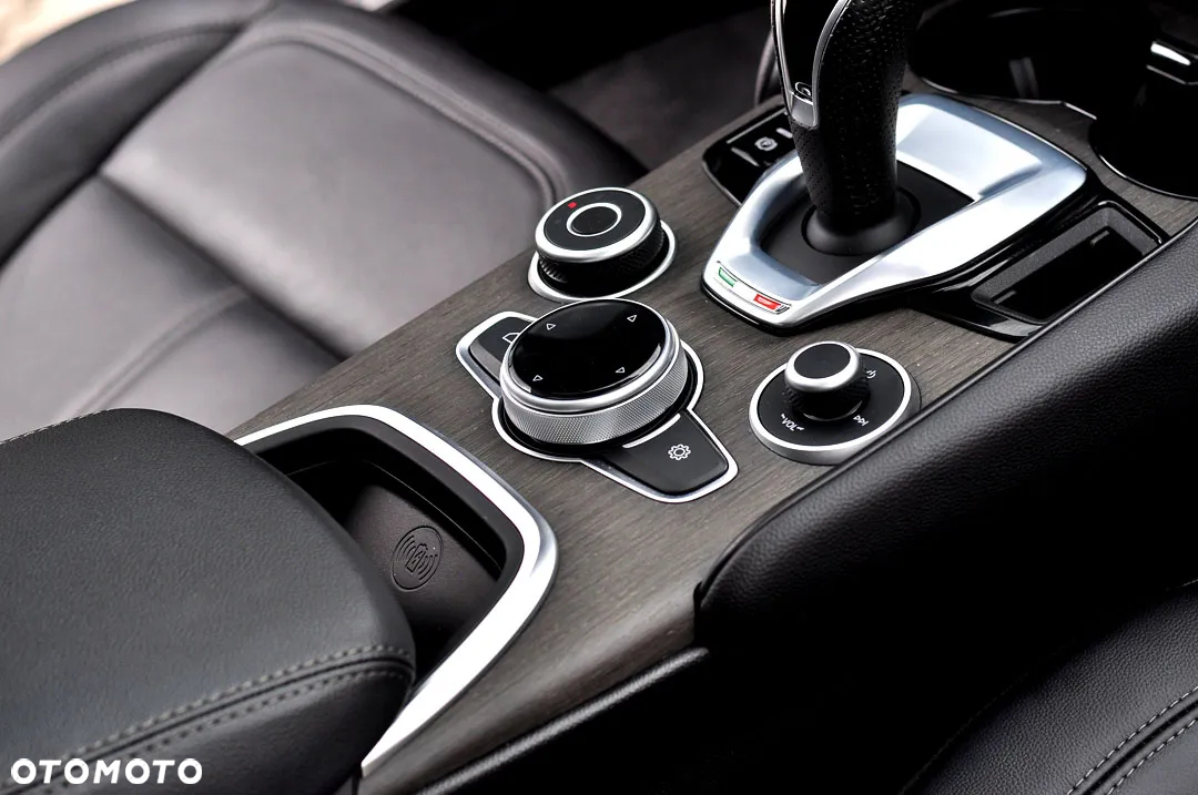 Alfa Romeo Giulia 2.0 Turbo 16V AT8-Q4 Ti - 19