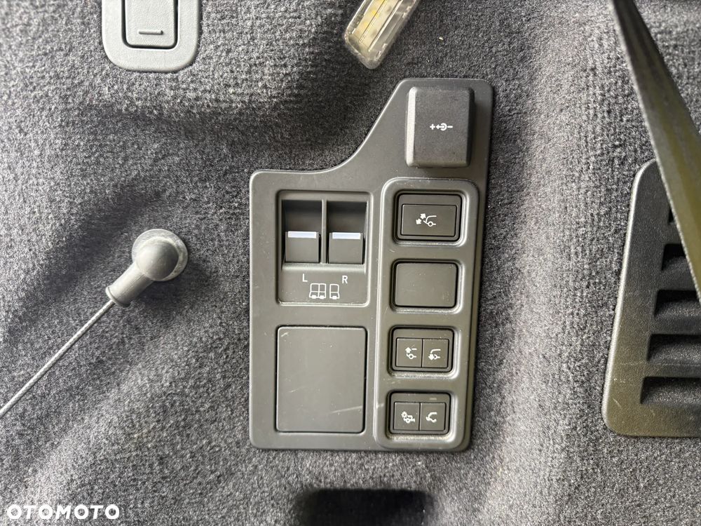 Land Rover Discovery P300 R-Dynamic HSE - 18