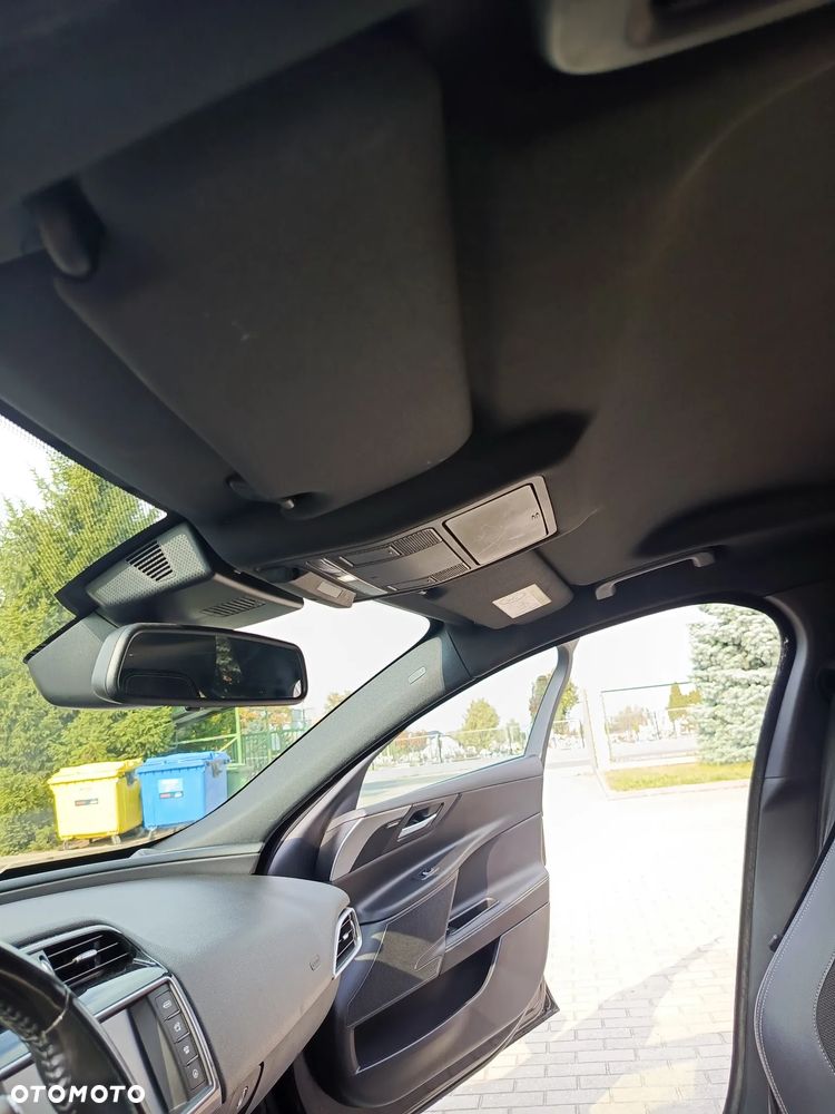 Jaguar XE 2.0 D AWD R-Sport - 29