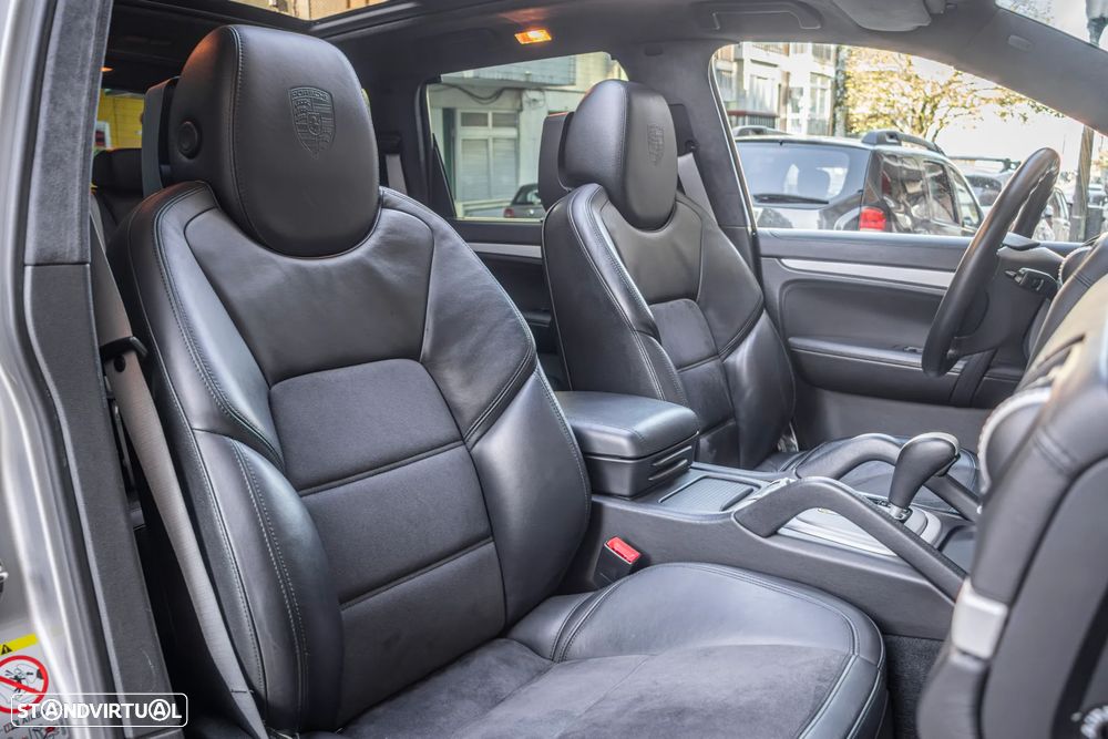 Porsche Cayenne Turbo S - 38