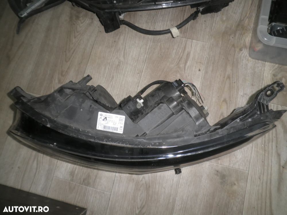 Far stanga xenon Renault Kadjar 2017 260606053R ( o ureche rupta ) - 2