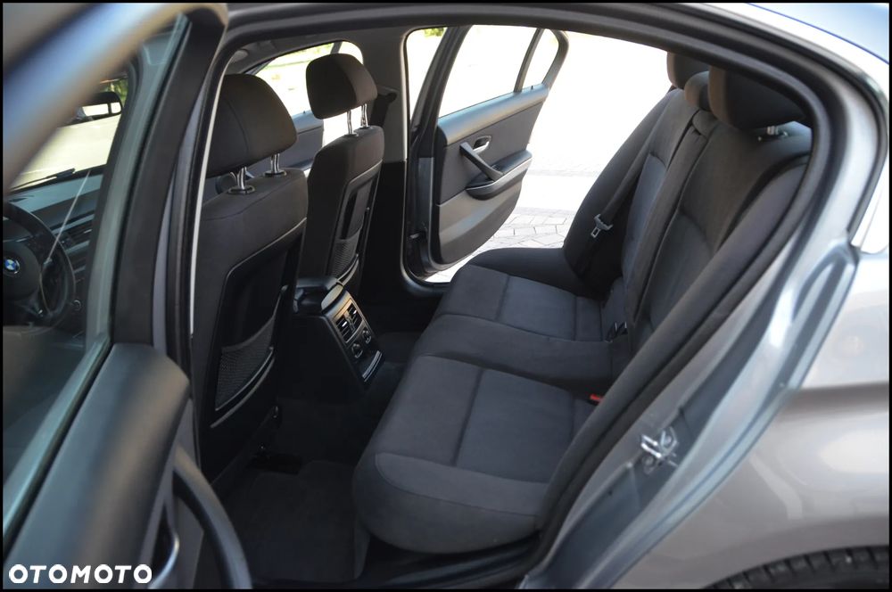 BMW Seria 3 318d - 32