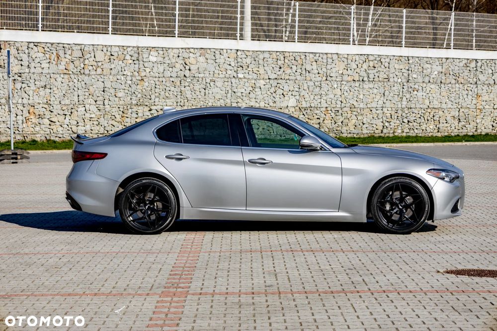 Alfa Romeo Giulia 2.0 Turbo 16V AT8-Q4 Ti - 8