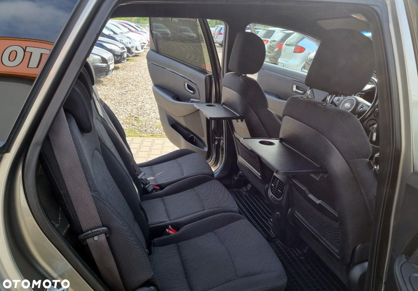 Kia Carens - 10