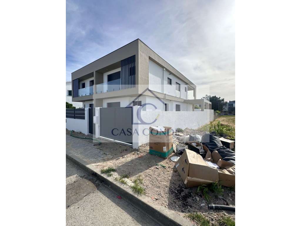 Moradia Geminada T4 com 3 Suítes - Fernão Ferro - Grande imagem: 2/46