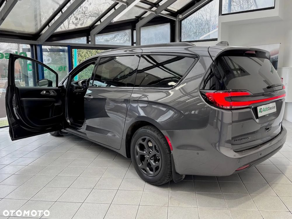 Chrysler Pacifica - 12