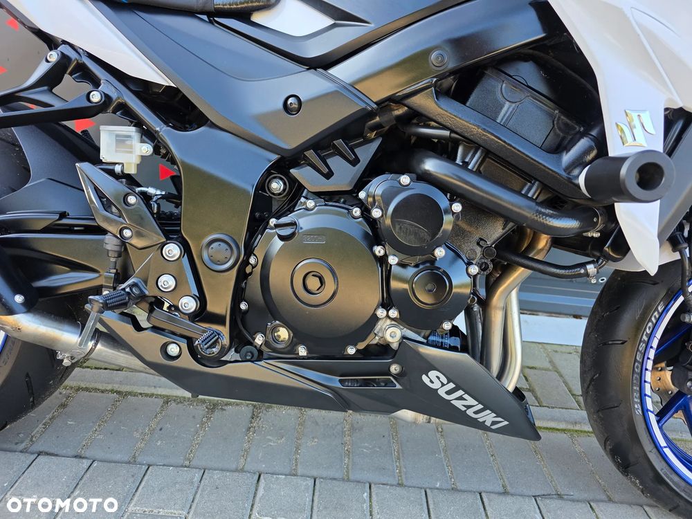 Suzuki GSX - 26