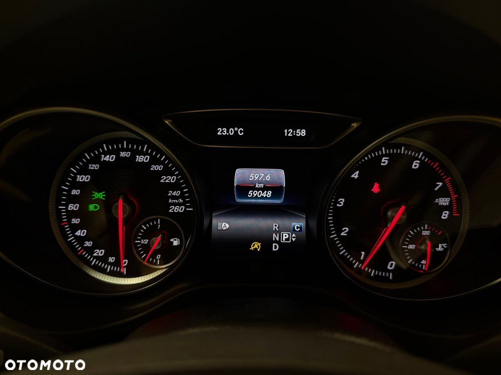 Mercedes-Benz GLA 200 7G-DCT - 11