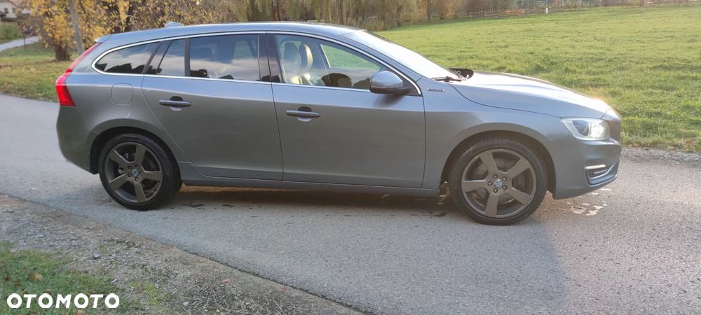 Volvo V60 D6 AWD Plug-in Hybrid Summum - 4
