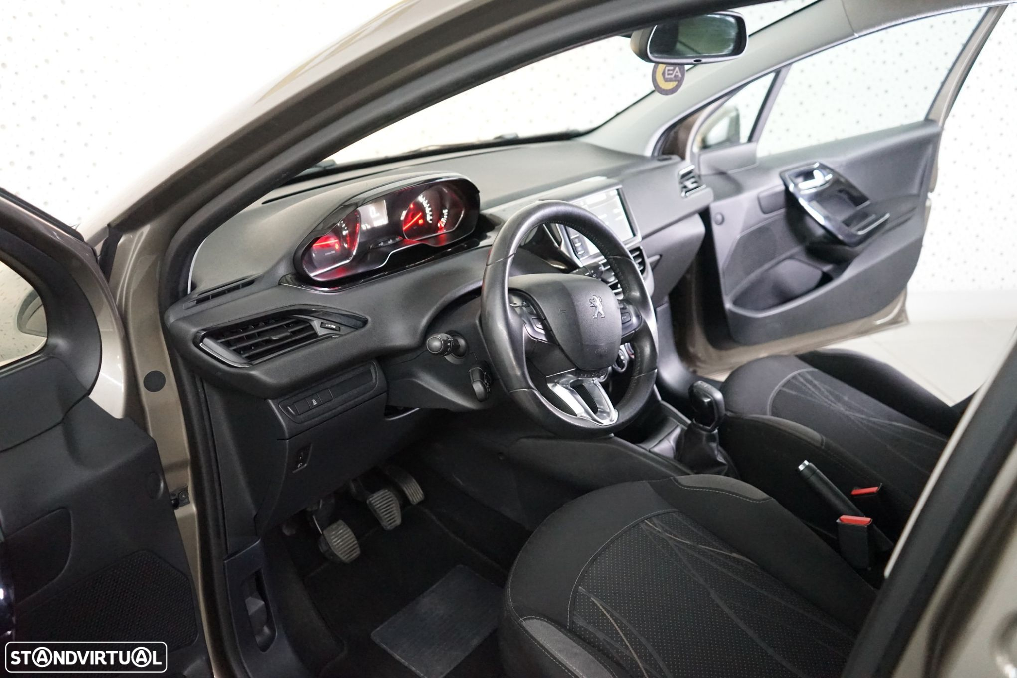 Peugeot 208 - 18