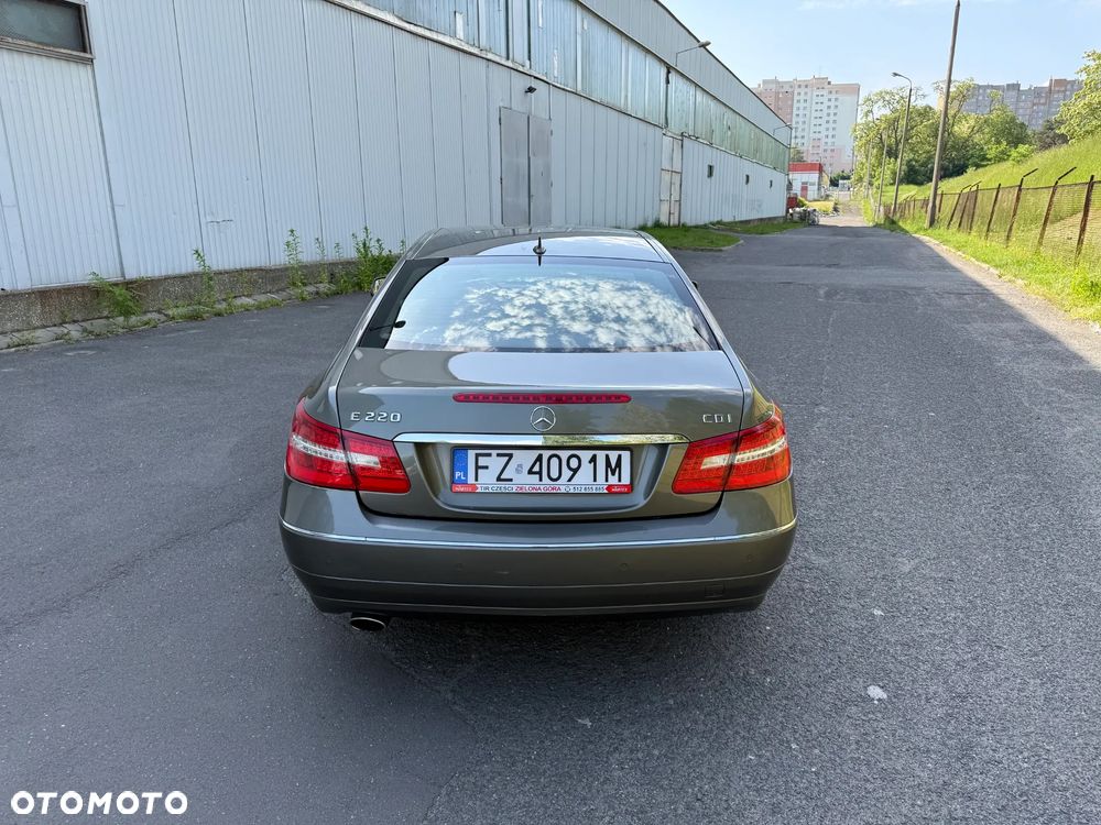 Mercedes-Benz Klasa E 220 CDI DPF BlueEFFICIENCY 7G-TRONIC Avantgarde - 4