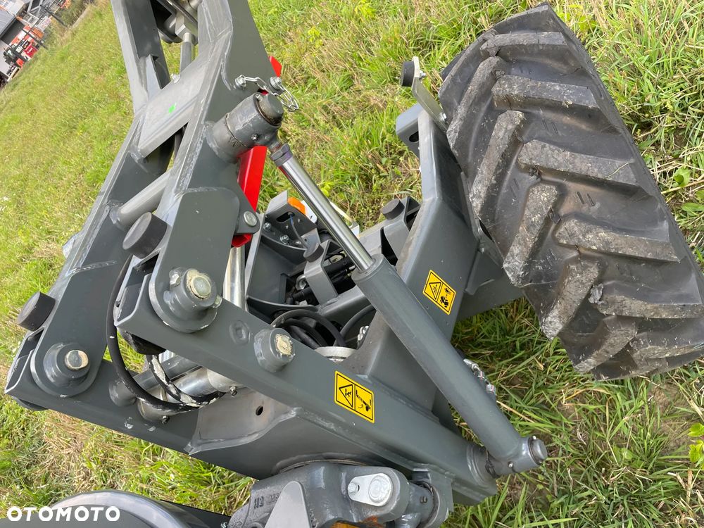 Wacker Neuson D01 1001 Nowe Wozidło Budowlane Rolnicze 4x4. Ładowność 1 tona. Wysokie podnoszenie+KIPER Wysoki! Maszyna sprowadzona z Norwegii. Jest to nowa maszyna przebieg 4.4 mtg.  Kupione w Norweskim salonie z Ekspozycji sklepowej! Stało tylko na pokaz! Silnik Yanmar 3cyl. Potężna moc a maszyna bardzo mała i zwinna. Szybka wolna jazda. Oświetlenie rozbudowane. Wielka Okazja! Jazda Rewers. Hydrostatic! Wielka Okazja - 18