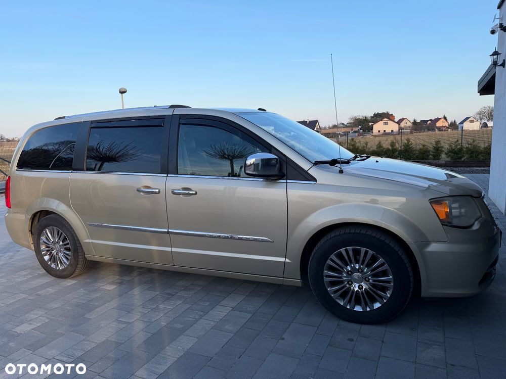Chrysler Town & Country - 1
