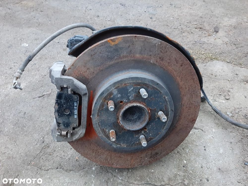 Toyota RAV4 2WD 2022r zwrotnica prawy tył piasta, łożysko czujnik ABS - 2