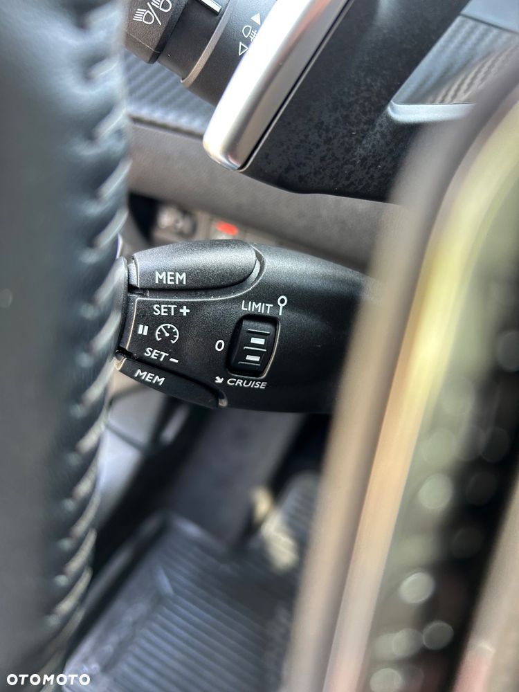 Peugeot 2008 1.2 Pure Tech GPF Allure S&S EAT6 - 19