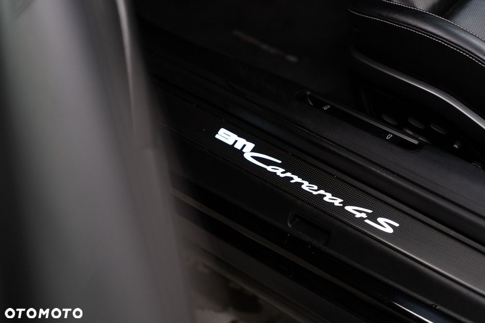 Porsche 911 Carrera 4S - 23