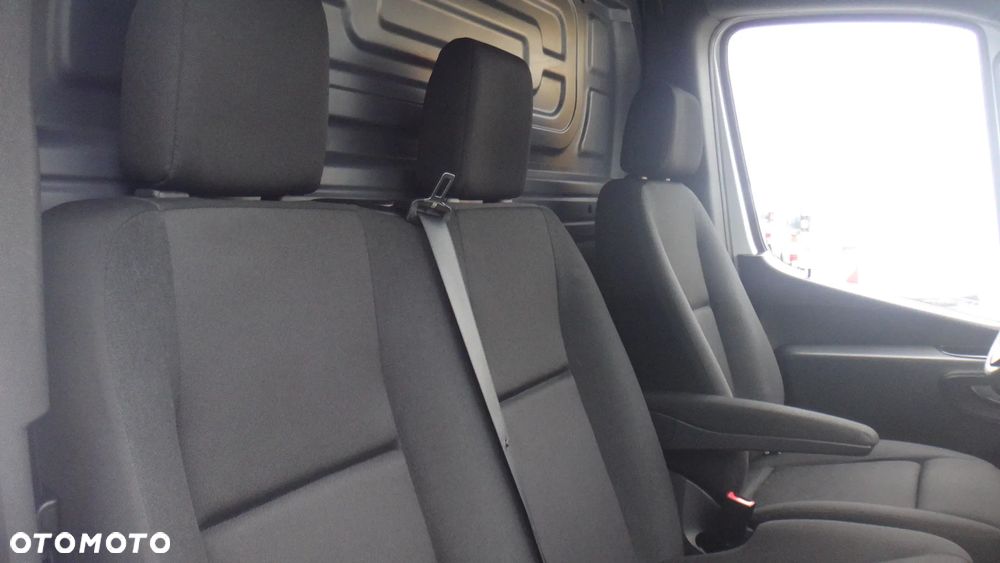 Mercedes-Benz Sprinter - 14