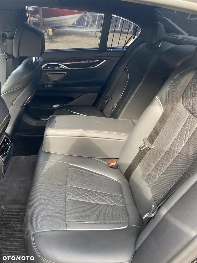 BMW Seria 7 750i xDrive - 16