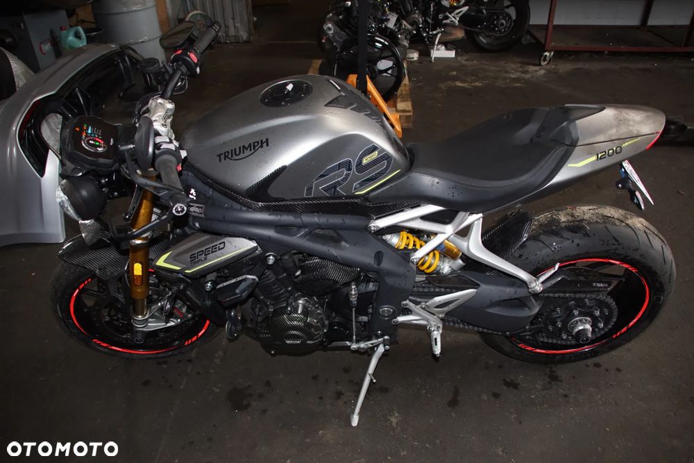 Triumph Speed Triple 1200 rs 2022 na części 692106889 SILNIK: silnik kompletny, blok silnika, głowica cylindrów, pokrywa zaworów, uszczelka głowicy, cylinder, tuleja cylindra, tłok, pierścienie tłokowe, sworzeń tłoka, korbowód, wał korbowy, panewki wału, wałek rozrządu, koło rozrządu, łańcuch rozrządu, napinacz rozrządu, ślizg rozrządu, zawór ssący, zawór wydechowy, sprężyna zaworowa, popychacz zaworu, dźwigienka zaworowa, uszczelniacz zaworowy, miska olejowa, korek spustowy oleju, pompa oleju, smok olejowy, filtr oleju, chłodnica oleju, przewód olejowy, obudowa filtra oleju, czujnik ciśnienia oleju, pokrywa alternatora, pokrywa sprzęgła, dekiel silnika, uszczelki silnika, engine assembly, engine block, cylinder head, valve cover, piston, piston rings, connecting rod, crankshaft, camshaft, timing chain, oil pump.  UKŁAD PALIWOWY I DOLOTOWY: zbiornik paliwa, bak paliwa, korek wlewu paliwa, pompa paliwa, kosz pompy paliwa, filtr paliwa, przewód paliwowy, listwa wtryskowa, wtryskiwacz, regulator ciśnienia paliwa, przepustnica, korpus przepustnicy, silniczek krokowy, czujnik położenia przepustnicy TPS, manetka gazu, rolgaz, elektroniczny gaz ride-by-wire, airbox, obudowa filtra powietrza, filtr powietrza, króciec dolotowy, kolektor dolotowy, czujnik temperatury powietrza, czujnik ciśnienia MAP, fuel tank, fuel pump, fuel injector, throttle body, air filter.  SPRZĘGŁO I SKRZYNIA BIEGÓW: kosz sprzęgłowy, piasta sprzęgła, tarcze sprzęgłowe, przekładki sprzęgła, sprężyny sprzęgła, docisk sprzęgła, pompa sprzęgła, wysprzęglik, przewód sprzęgła, klamka sprzęgła, skrzynia biegów, wałek sprzęgłowy, wałek zdawczy, koła zębate skrzyni, wodzik zmiany biegów, bęben zmiany biegów, czujnik biegu, dźwignia zmiany biegów, cięgno zmiany biegów, quickshifter, czujnik quickshiftera, clutch basket, clutch plates, gearbox, transmission shaft, gear selector drum, shift fork.  NAPĘD TYLNEGO KOŁA: zębatka przednia, zębatka tylna, łańcuch napędowy, spinka łańcucha, napinacz łańcucha, prowadnica łańcucha, osłona łańcucha, guma zabieraka, zabierak zębatki, mocowanie zębatki, front sprocket, rear sprocket, drive chain, chain adjuster, chain guide, chain guard, sprocket carrier.  UKŁAD WYDECHOWY: kolektory wydechowe, rury wydechowe, tłumik końcowy, tłumik środkowy, katalizator, osłona tłumika, zawór wydechowy, silniczek zaworu wydechowego, linki zaworu wydechowego, sonda lambda, uszczelka kolektora, obejma wydechu, mocowanie tłumika, exhaust headers, muffler, silencer, catalytic converter, exhaust valve, oxygen sensor, heat shield.  UKŁAD CHŁODZENIA: chłodnica, wentylator chłodnicy, osłona chłodnicy, korek chłodnicy, zbiorniczek wyrównawczy, pompa wody, termostat, obudowa termostatu, przewód chłodnicy, wąż układu chłodzenia, króciec wody, czujnik temperatury płynu, radiator, radiator fan, coolant reservoir, water pump, thermostat, coolant hose.  ZAWIESZENIE PRZEDNIE: lagi przednie, widelec przedni, goleń widelca, rura nośna, dolna półka, górna półka, sztyca widelca, uszczelniacz lagi, uszczelniacz przeciwpyłowy, sprężyna widelca, kartridż amortyzatora, regulator tłumienia, korek lagi, olej do lag, amortyzator skrętu, steering damper, front fork, fork tube, fork seal, fork cartridge, triple clamp, upper yoke, lower yoke.  ZAWIESZENIE TYLNE: amortyzator tylny, sprężyna amortyzatora, wahacz jednoramienny, oś wahacza, łożysko wahacza, kiwak zawieszenia, łącznik amortyzatora, regulator napięcia wstępnego, mocowanie amortyzatora, rear shock, shock absorber, single-sided swingarm, swingarm pivot, suspension linkage.  UKŁAD HAMULCOWY: zacisk hamulcowy przedni lewy, zacisk hamulcowy przedni prawy, zacisk hamulcowy tylny, jarzmo zacisku, tłoczek hamulcowy, zestaw naprawczy zacisku, klocki hamulcowe przednie, klocki hamulcowe tylne, tarcza hamulcowa przednia, tarcza hamulcowa tylna, pompa hamulcowa przednia, pompa hamulcowa tylna, przewód hamulcowy, przewód w oplocie, zbiorniczek płynu hamulcowego, klamka hamulca, pedał hamulca, czujnik światła stop, moduł ABS, pompa ABS, czujnik ABS, pierścień ABS, front brake caliper, rear brake caliper, brake pads, brake disc, brake rotor, brake master cylinder.  KOŁA I OPONY: felga przednia, felga tylna, koło przednie, koło tylne, oś koła przedniego, oś koła tylnego, dystans koła, łożysko koła, uszczelniacz koła, piasta koła, nakrętka tylnego koła, zawór opony, czujnik ciśnienia TPMS, opona przednia, opona tylna, front wheel, rear wheel, wheel rim, wheel axle, wheel bearing, wheel hub, tire, tyre, TPMS sensor.  KIEROWNICA I STEROWANIE: kierownica, mocowanie kierownicy, riser kierownicy, lewa manetka, prawa manetka, ciężarki kierownicy, końcówki kierownicy, lusterko lewe, lusterko prawe, uchwyt lusterka, klamka sprzęgła, klamka hamulca, przełącznik zespolony lewy, przełącznik zespolony prawy, rolgaz, stacyjka, antena stacyjki, amortyzator skrętu, handlebar, handlebar clamp, grip, bar end, rear-view mirror, switchgear, ignition switch.  RAMA I PODWOZIE: rama główna, rama tylna, subframe, wspornik ramy, mocowanie silnika, śruba mocowania silnika, crash pad, slider ramy, osłona ramy, stopka boczna, czujnik stopki bocznej, sprężyna stopki, uchwyt tablicy rejestracyjnej, mocowanie podnóżka, podnóżek kierowcy lewy, podnóżek kierowcy prawy, podnóżek pasażera lewy, podnóżek pasażera prawy, set podnóżków, rearset, frame, rear subframe, engine mount, crash protector, side stand, footpeg.  OWIEWKI I NADWOZIE: owiewka przednia, owiewka boczna lewa, owiewka boczna prawa, owiewka tylna, boczek lewy, boczek prawy, osłona chłodnicy, osłona silnika, belly pan, pług pod silnik, błotnik przedni, błotnik tylny, nadkole, hugger, przednia szyba, szyba sportowa, deflektor, wlot powietrza, osłona ramy, osłona wahacza, osłona karbonowa, carbon cover, fairing, side panel, front fender, rear fender, windscreen, radiator cover.  SIEDZENIE I TYLNA CZĘŚĆ: siedzenie kierowcy, siedzenie pasażera, kanapa, zamek siedzenia, linka zamka siedzenia, uchwyt pasażera, ogon motocykla, stelaż tylny, wypełnienie zadupka, osłona siedzenia, seat cowl, rider seat, passenger seat, seat lock, tail section.  ELEKTRYKA I ELEKTRONIKA: wiązka elektryczna główna, wiązka przednia, wiązka tylna, sterownik silnika ECU, moduł zapłonowy, regulator napięcia, alternator, stator, rotor alternatora, rozrusznik, przekaźnik rozrusznika, akumulator, skrzynka bezpieczników, bezpiecznik, przekaźnik, cewka zapłonowa, świeca zapłonowa, fajka świecy, przewód masowy, złącze elektryczne, gniazdo USB, immobilizer, antena immobilizera, czujnik przechyłu, czujnik położenia wału, czujnik położenia wałka, czujnik prędkości, czujnik temperatury, czujnik ciśnienia, wiring harness, ECU, voltage regulator, alternator, starter motor, starter relay, battery, fuse box, ignition coil, spark plug.  OŚWIETLENIE I ZEGARY: reflektor przedni, lampa przednia LED, światło mijania, światło drogowe, moduł reflektora, kierunkowskaz przedni lewy, kierunkowskaz przedni prawy, kierunkowskaz tylny lewy, kierunkowskaz tylny prawy, lampa tylna, światło stop, lampka tablicy rejestracyjnej, licznik, zegary, wyświetlacz TFT, panel wskaźników, obudowa licznika, czujnik poziomu paliwa, headlight, LED headlamp, tail light, brake light, turn signal, indicator, instrument cluster, dashboard, TFT display.  SYSTEMY ELEKTRONICZNE: moduł kontroli trakcji, traction control, czujnik IMU, moduł ride-by-wire, tempomat, przełącznik tempomatu, quickshifter up and down, moduł ABS, czujnik kąta pochylenia, moduł Bluetooth, antena, moduł bezkluczykowy, keyless module, kluczyk, pilot, immobilizer key, przełącznik trybów jazdy, riding mode switch.  ŚRUBY, ŁOŻYSKA I DROBNE CZĘŚCI: komplet śrub, śruba owiewki, nakrętka osi, tuleja dystansowa, podkładka, spinka, zatrzask, kołek montażowy, guma mocująca, silentblock, obejma, uchwyt przewodu, łożysko główki ramy, łożysko igiełkowe, łożysko kulkowe, simmering, uszczelka, oring, zestaw naprawczy, - 3