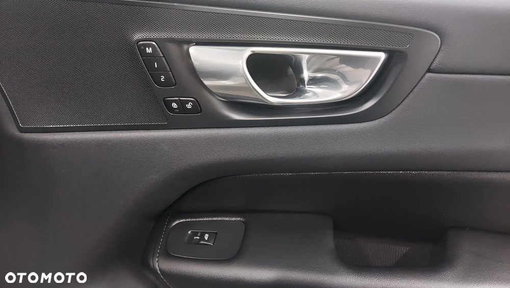 Volvo XC 60 B4 B Plus Dark - 17
