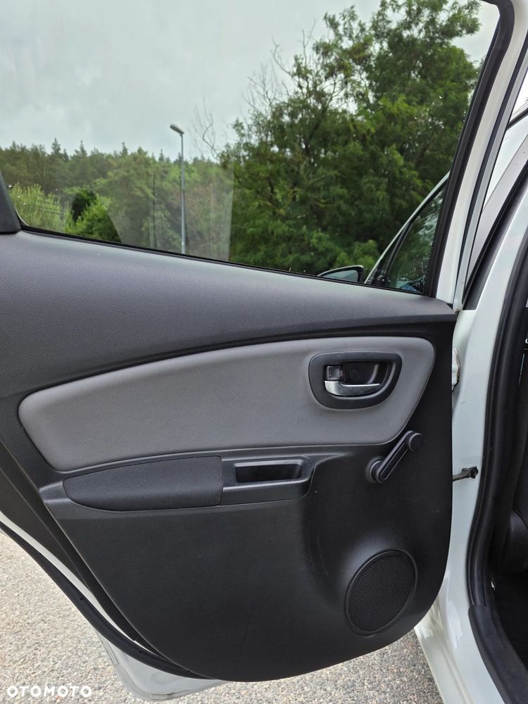 Toyota Yaris Hybrid 100 Sol - 17
